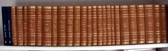 L'étagére de Patrick plie sous le poids des 24 volumes